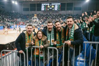 Groupe d'amis regardant un match de basket EuroLeague